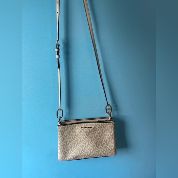 Micheal Kors Crossbody - Picture 1 of 6